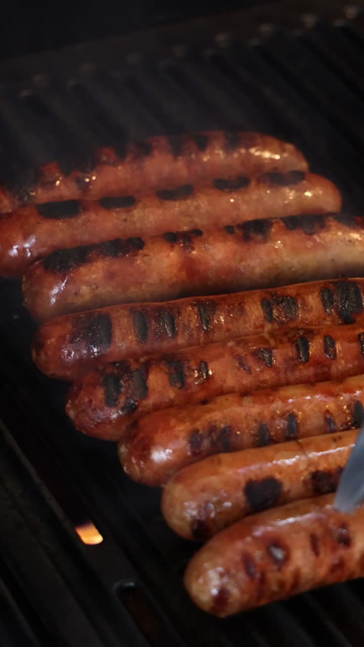volviendo las salchichas en una parrilla caliente