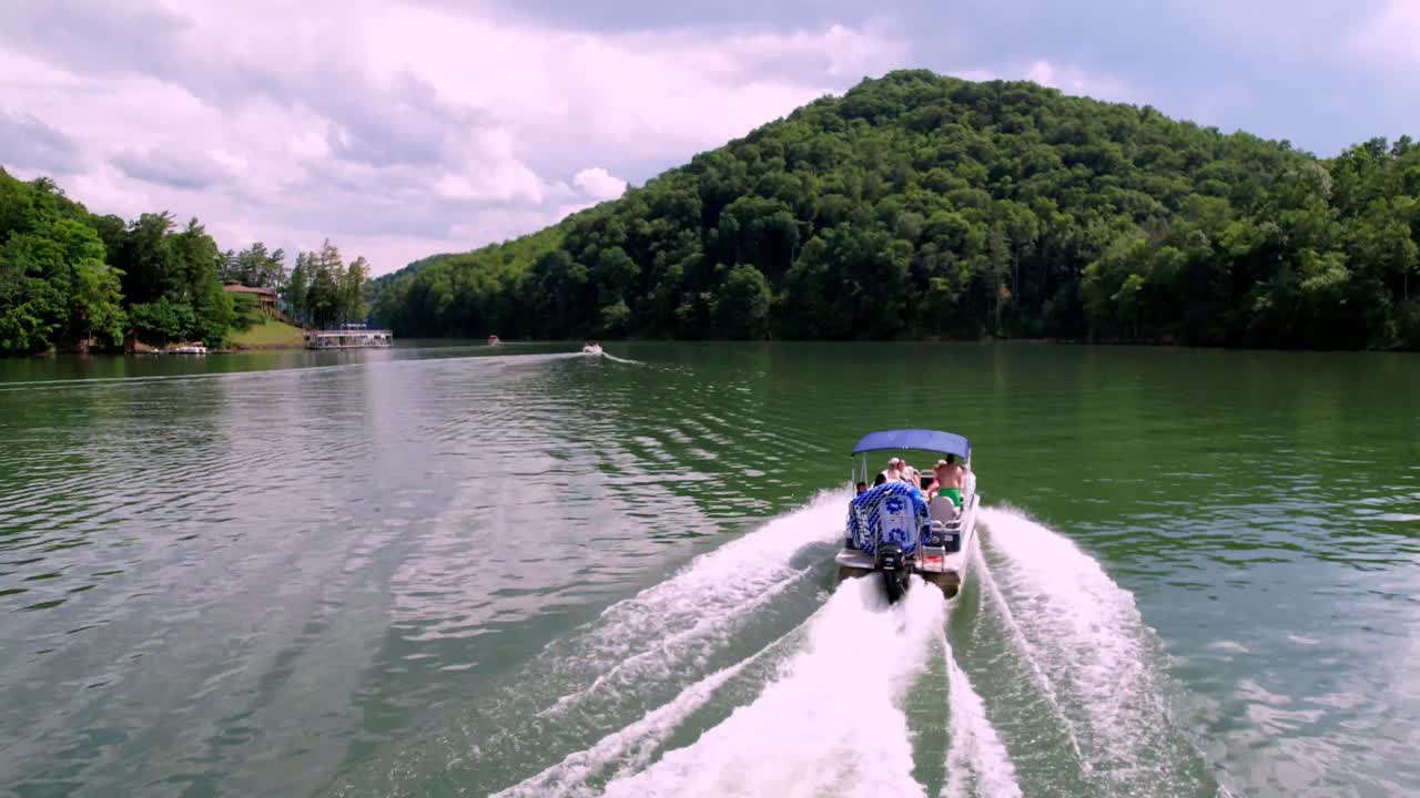 barco en el lago watauga en el este de tennessee