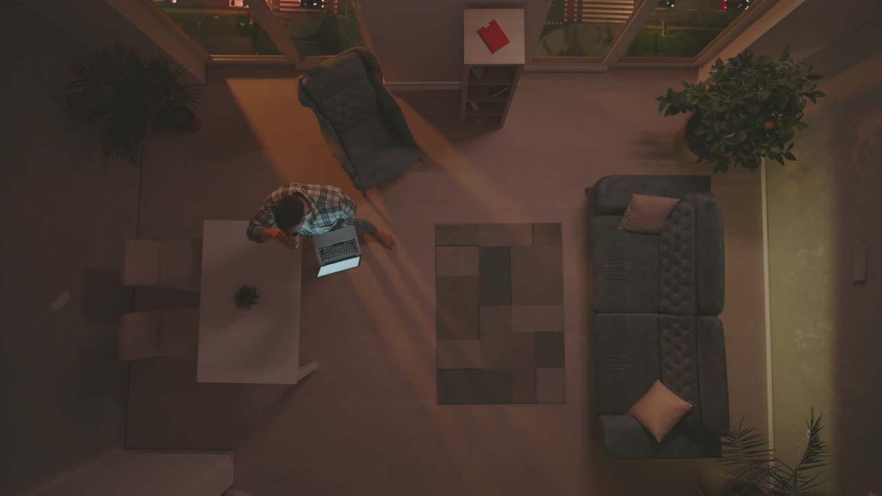 노트북 을 들고 평평 한 곳 에서 고 있는 젊은 남자