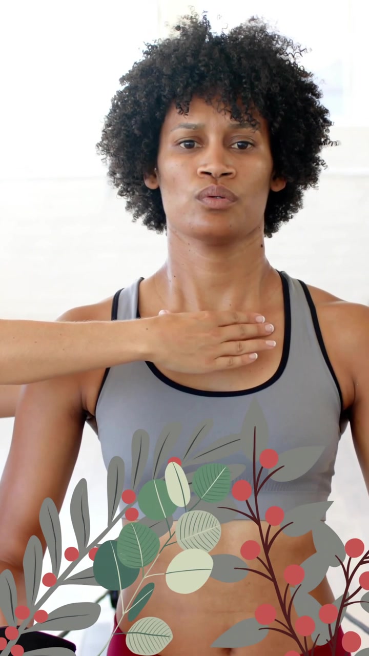 Animación de borde floral sobre mujeres practicando yoga en un estudio de fitness
