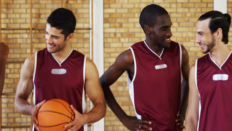 Jugadores-De-Baloncesto-Interactuando-Entre-Sí-En-La-Cancha