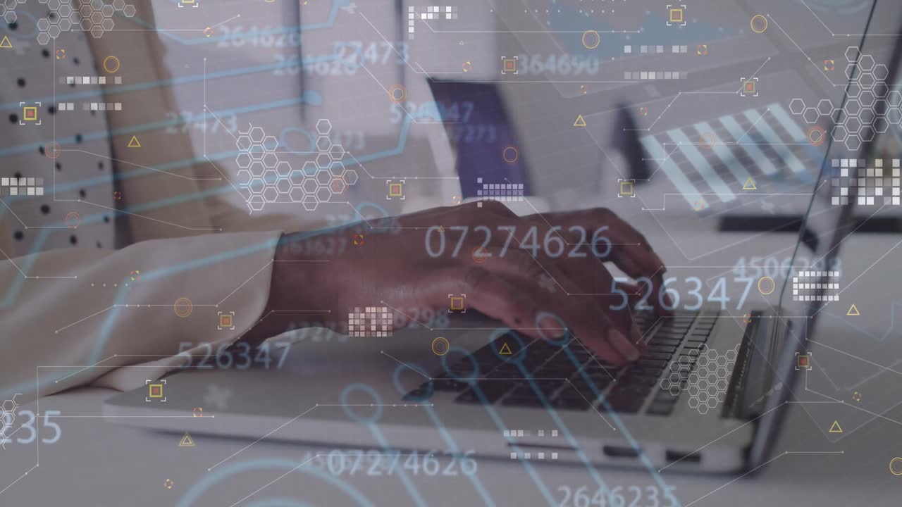 animación de procesamiento de datos sobre una mujer de negocios afroamericana usando una computadora portátil