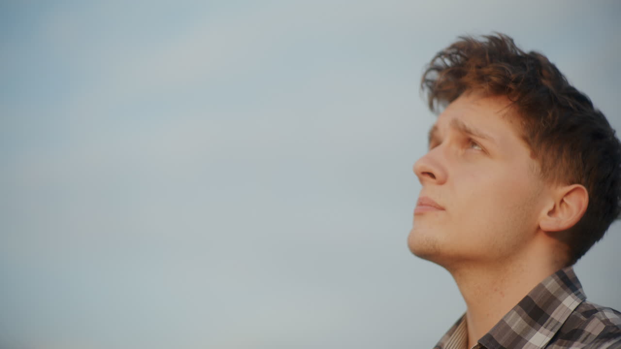 triste granjero contra el cielo