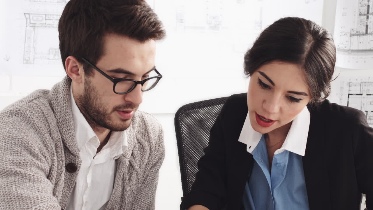 equipo de arquitectos de pequeñas empresas discutiendo negocios de inicio