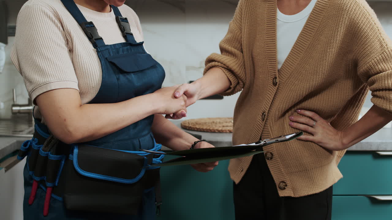 fontanero explicando la factura