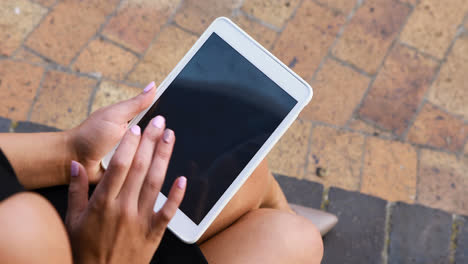 mujer de negocios usando tableta digital fuera del edificio de oficinas 4k