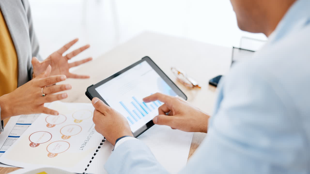 gente de negocios, manos y tableta para el análisis