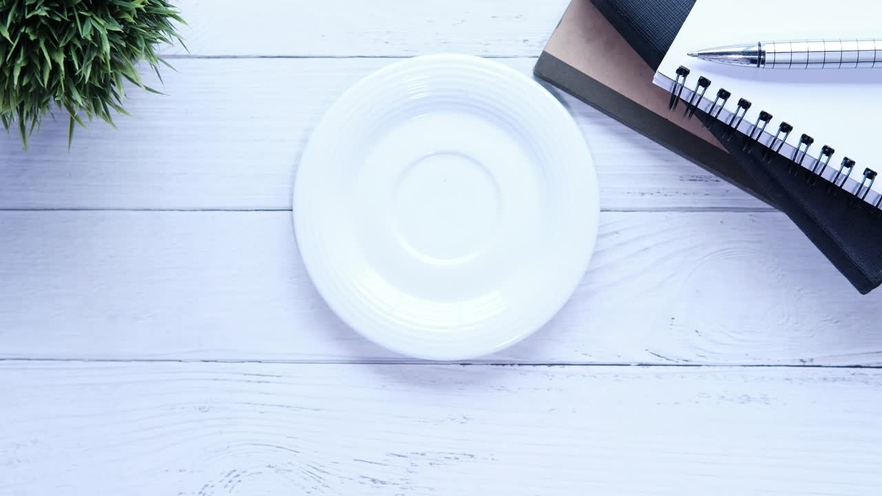 커피 또는 차를 마시는 깨한 작업 공간