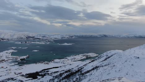 Drohnenansicht-In-Der-Gegend-Von-Tromsø-Im-Winter-Beim-Flug-über-Schneebedeckte-Flache-Inseln,-Die-Durch-Brücken-Mit-Kleinen-Städten-In-Norwegen-Verbunden-Sind