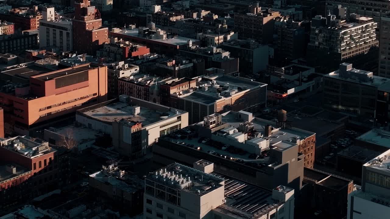 Pohled na budovy a střechy New York City během dne