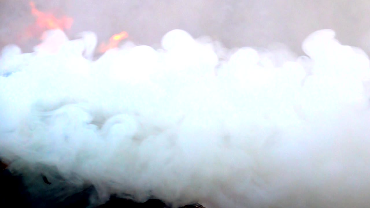 어두운 배경에서 불꽃에 떠다니는 스모그