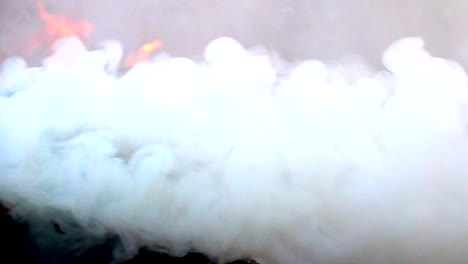 el smog flotando en el fuego la llama en el fondo oscuro