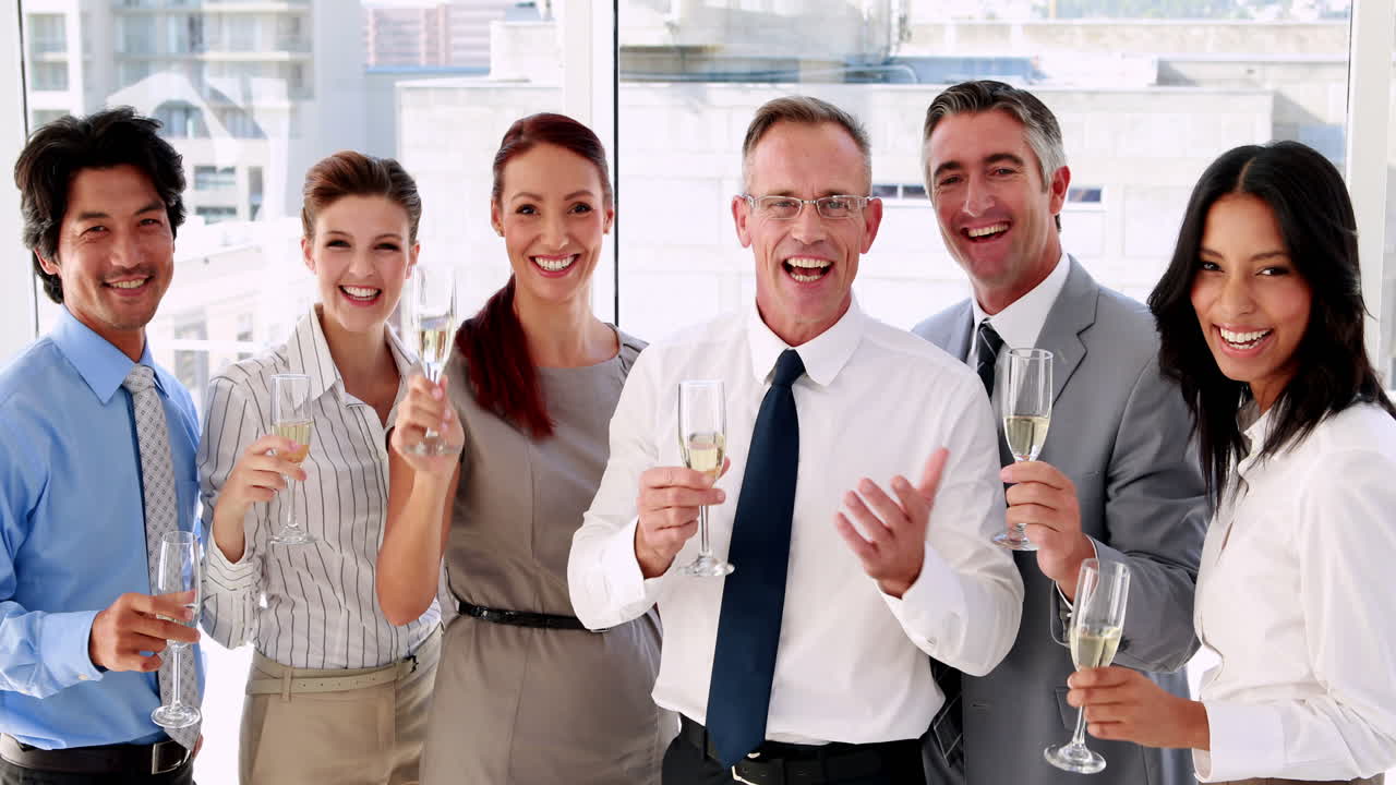 Geschäftsteam, das mit Champagner feiert
