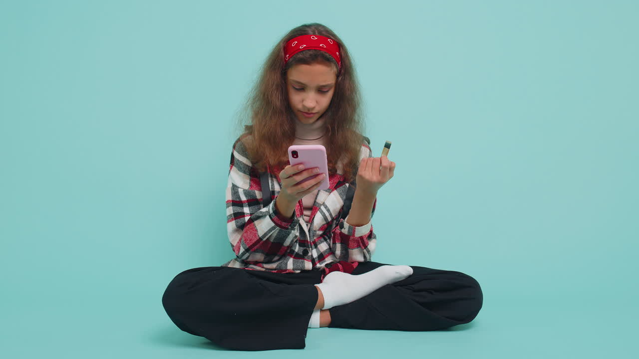 niña usando tarjeta de crédito y teléfono inteligente mientras transfiere dinero, compra compras en línea