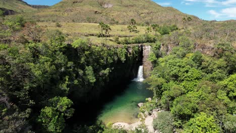 Vista-Por-Drones-De-La-Cascada-De-Agua-Verde-Rei-Do-Prata,-Cavalcante,-Goiás,-Brasil