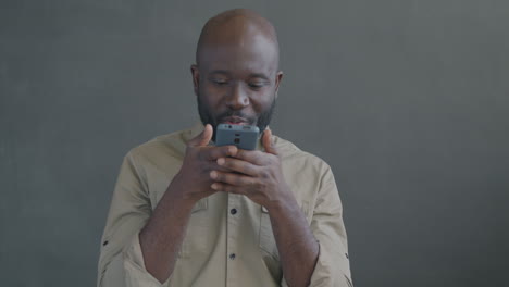 hombre usando un teléfono inteligente