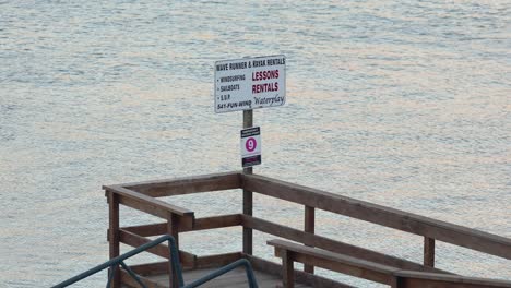 un muelle de madera a la orilla del río por encima del agua del río brillando en la suave luz del sol