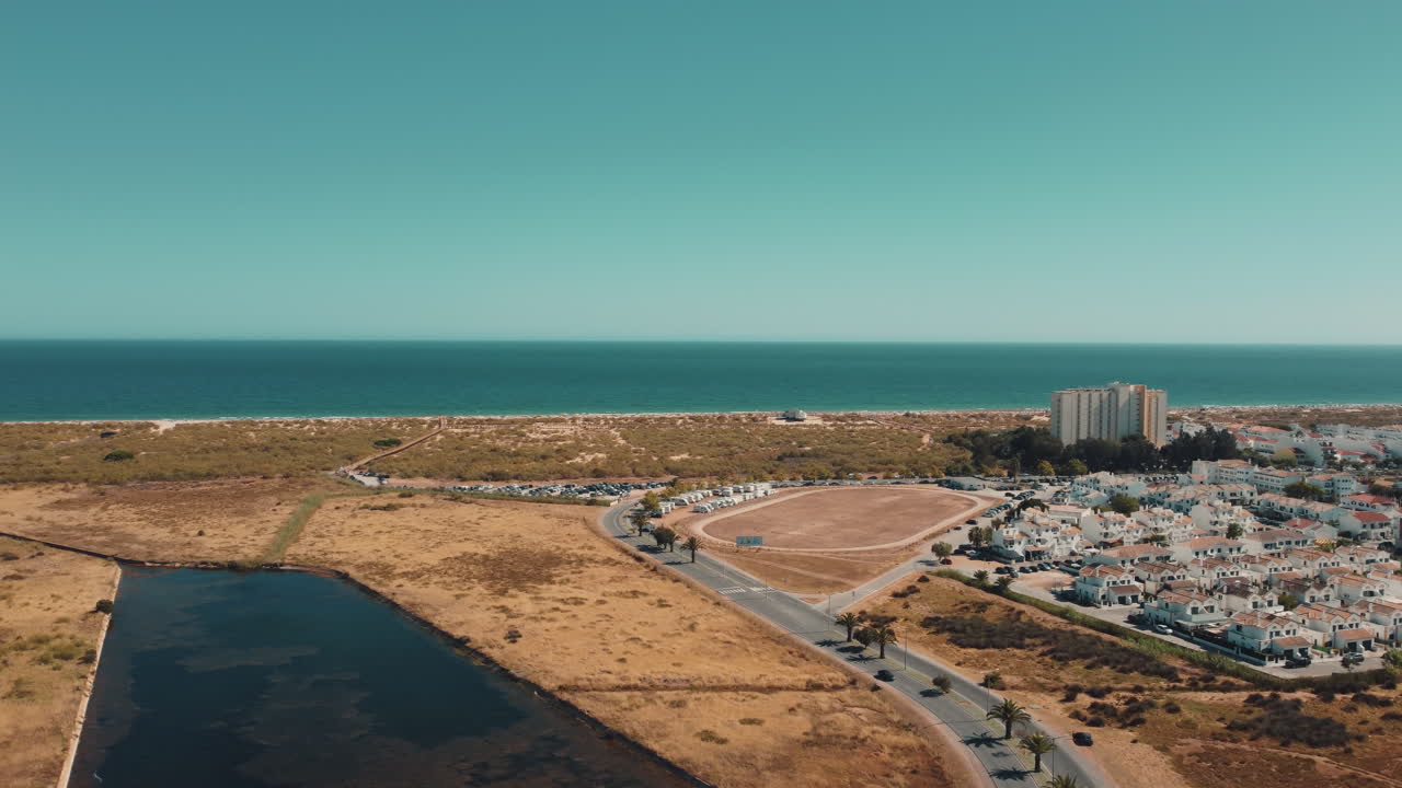 vista panorámica aérea de la ciudad de altura con playa de arena y océano azul en el fondo