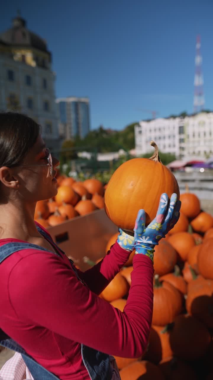 야외 시장 에서 호박 을 뽑는 여자