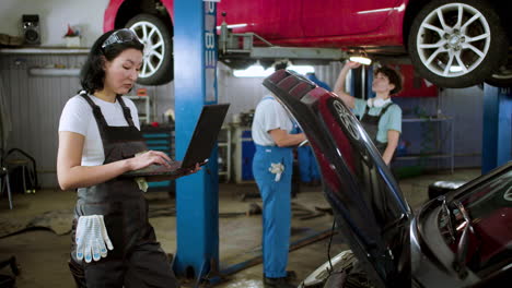 mujer trabajando en un garaje