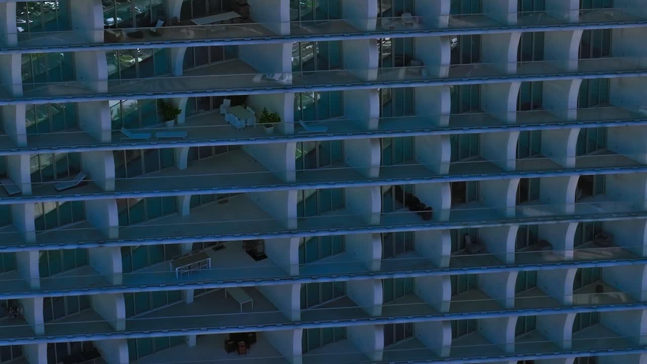 Los balcones de Miami muestran la vida cotidiana desde las alturas en el sur de Florida.