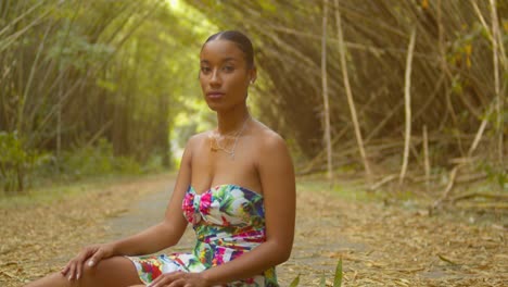 una joven linda se sienta en una pintoresca catedral de bambú ubicada en la isla caribeña de trinidad