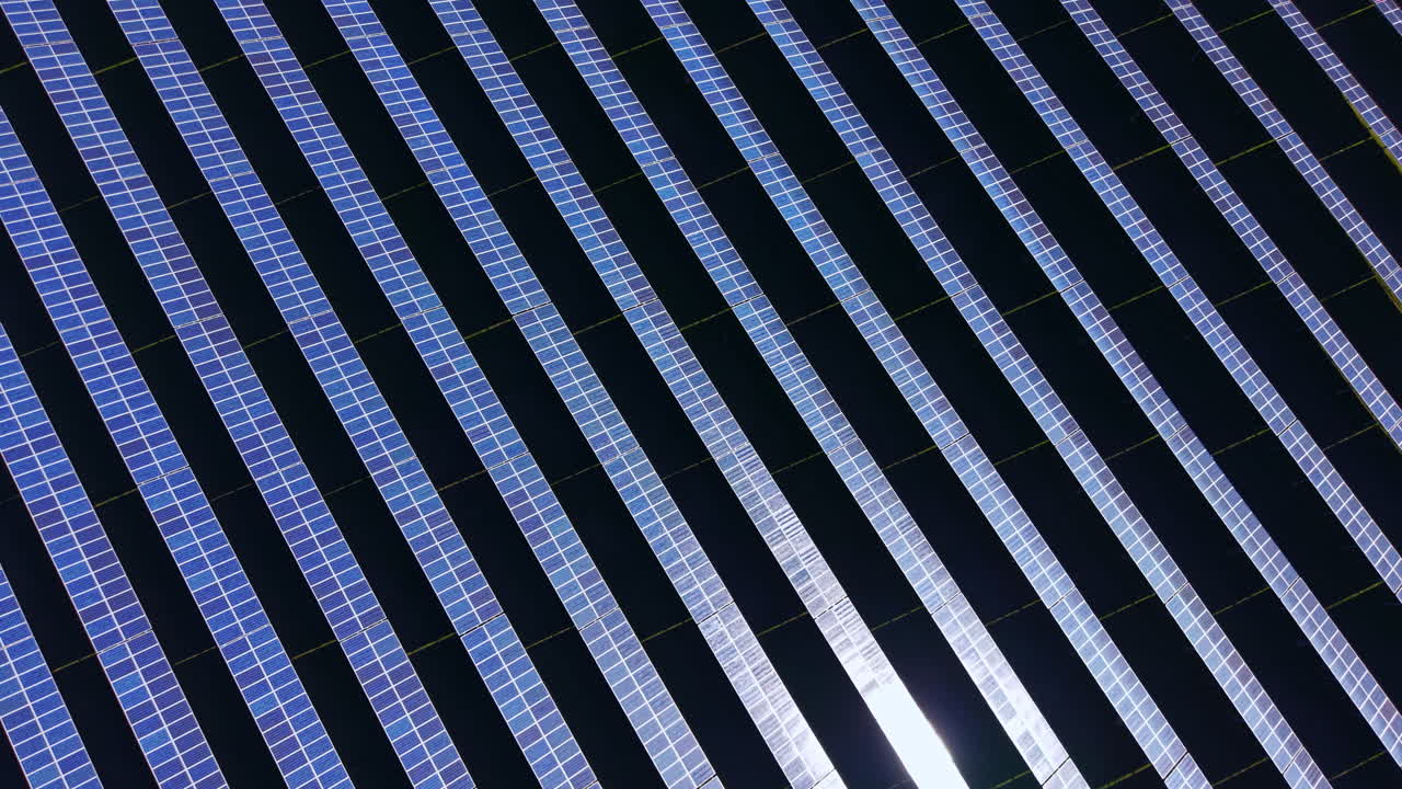 Pannelli solari installati sul tetto per la produzione di energia durante il giorno in una località soleggiata, che mostrano file di celle solari blu.