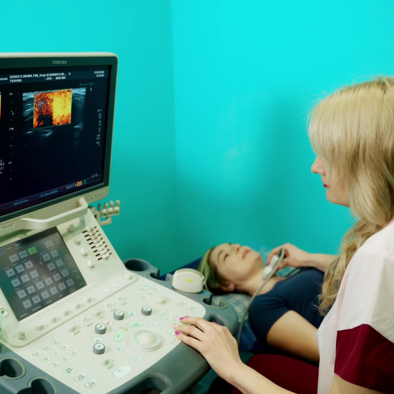 Een vrouwelijke arts beweegt een echografie-sensor over de nek van de patiënte. Diagnostische echografie van de schildklier van een jonge vrouw in een kliniek.