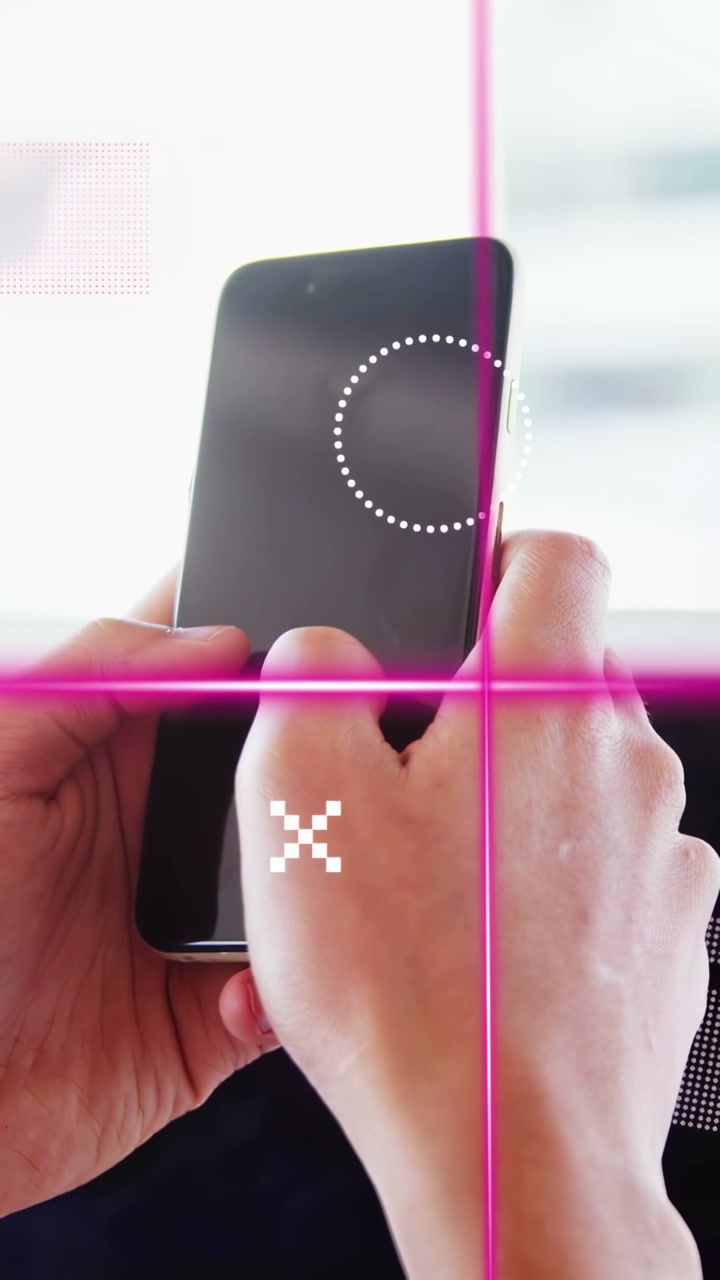Vídeo vertical: Polegar direito tocando, mãos segurando o telefone, gráficos magenta se alinhando para demonstração tecnológica.