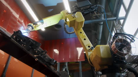 robot de soldadura con láser de hierro y argón en la fábrica
