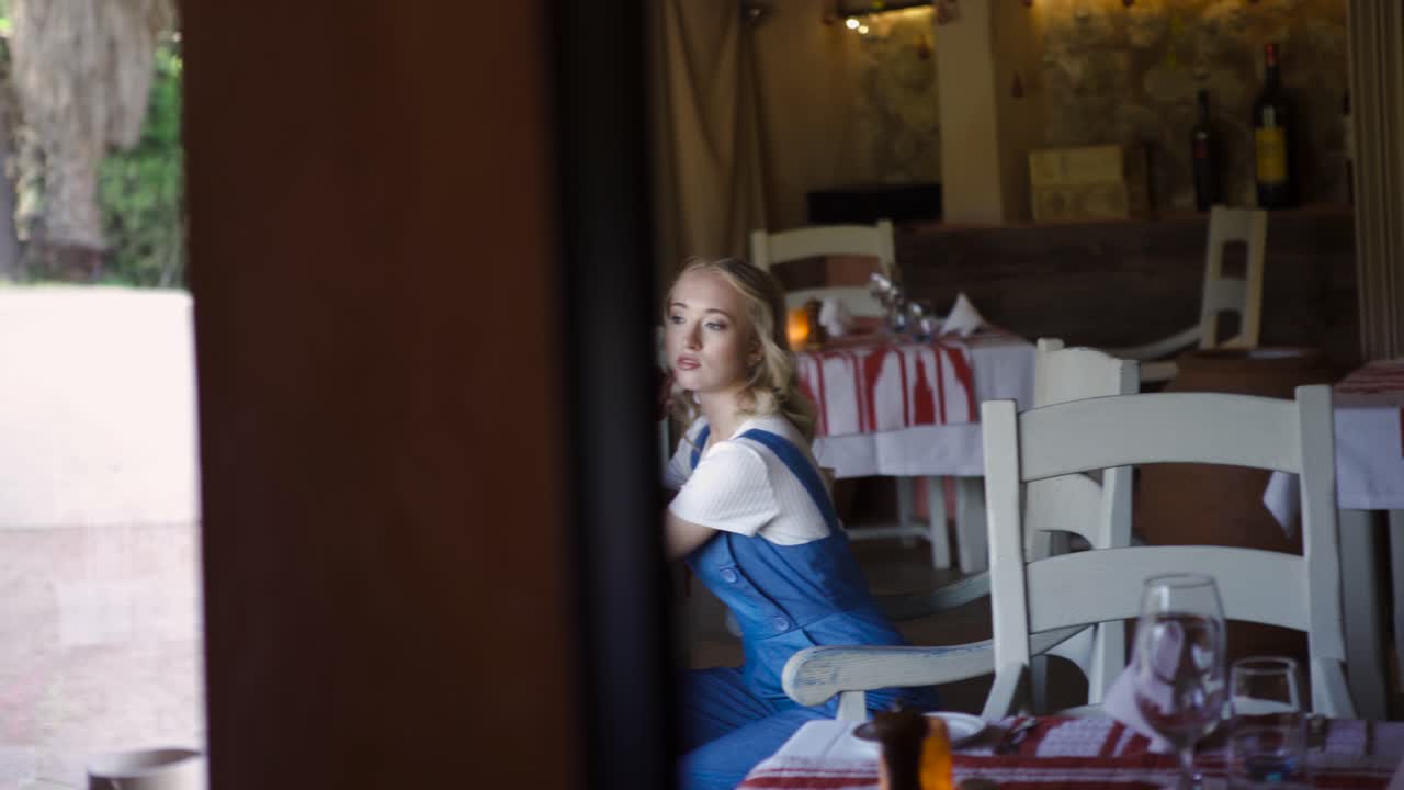 레스토랑에 앉아 있는 여자