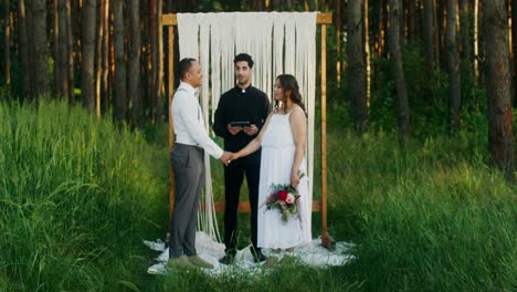 ceremonia de boda boho en el bosque