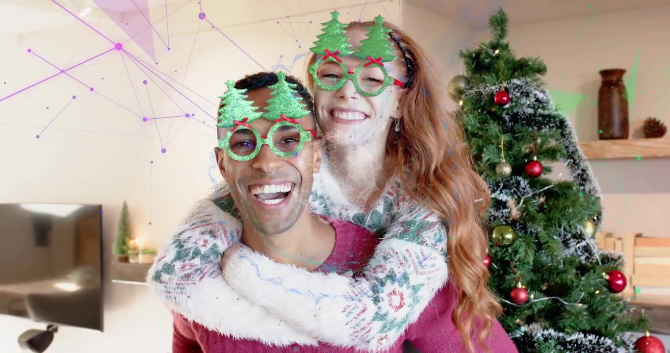 Uomo sorridente con gli occhiali durante un abbraccio sussurrato, con forme animate che si intensificano per il marketing delle festività