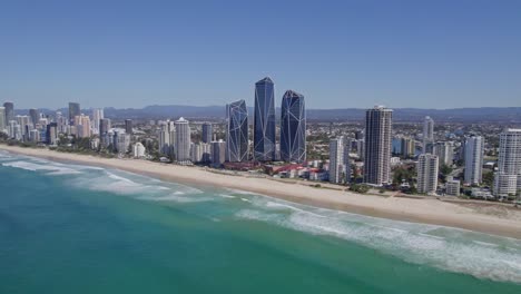 Jewel-Towers-Hotel-Im-Surferparadies,-Qld,-Australien---Luftdrohnenaufnahme