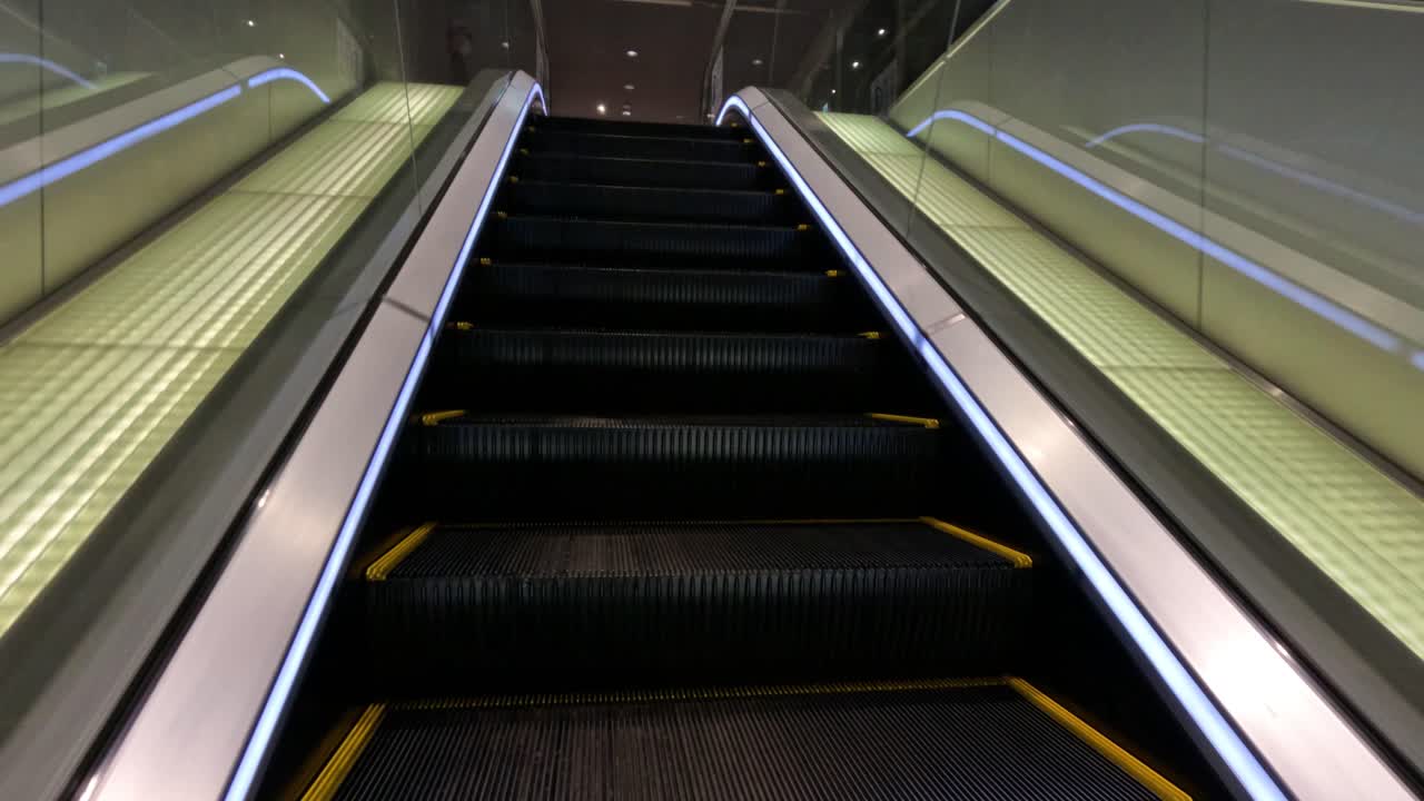 빈 에스컬레이터 를 꾸준 히 올라가는 것