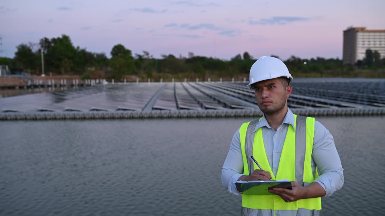 ingeniero asiático trabajando en una granja solar flotante