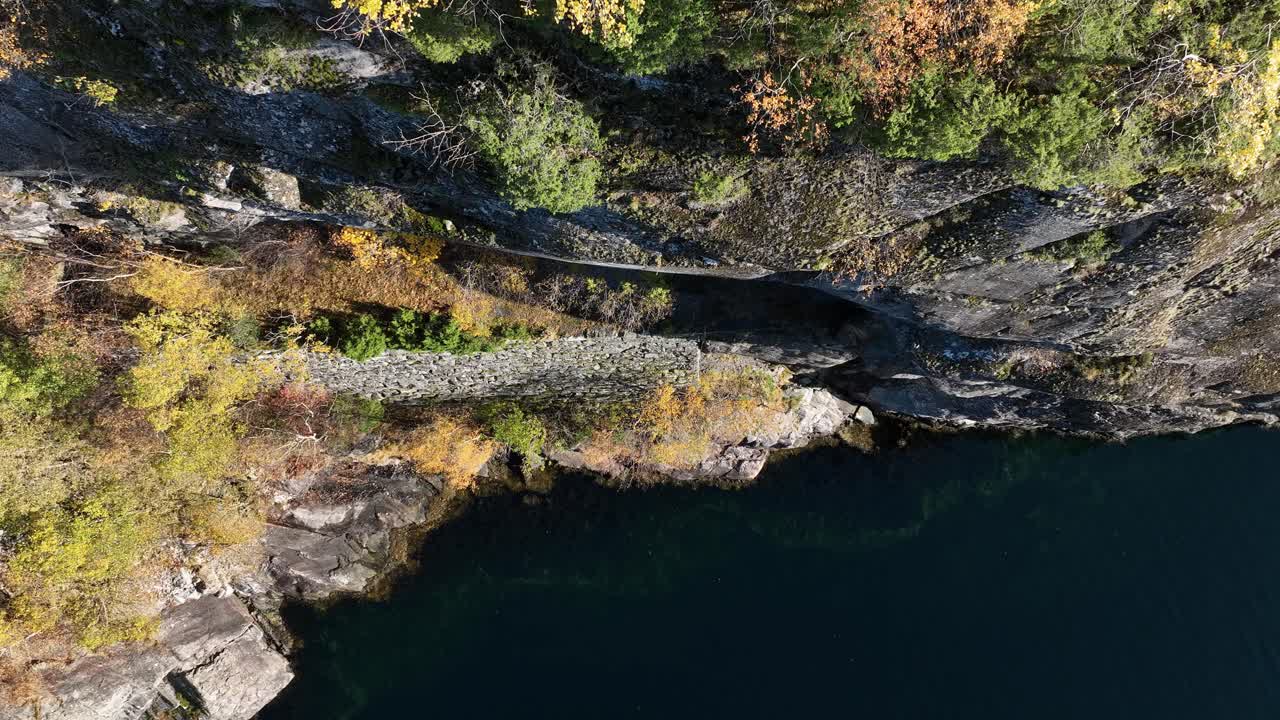 una vista única de arriba hacia abajo del ferrocarril de bergen desmantelado y el muro de piedra en hetteneset, noruega