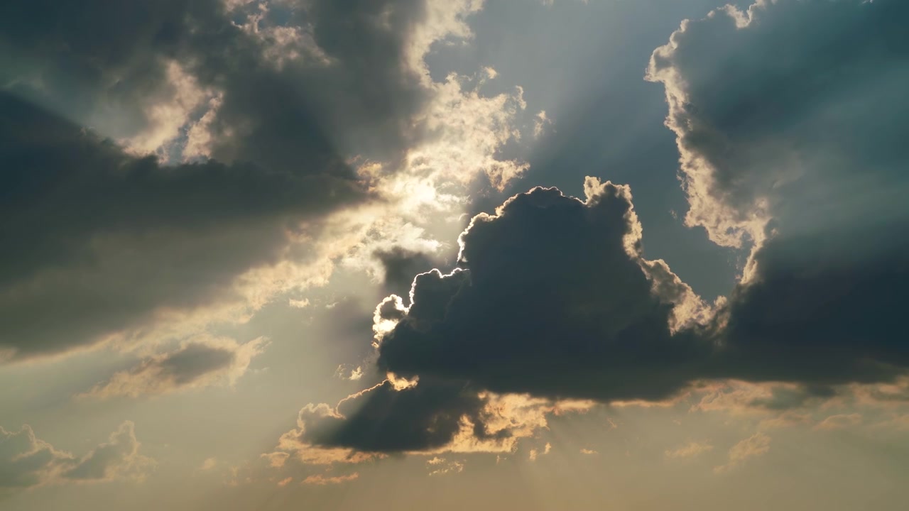 Raggi di sole che filtrano tra le nuvole nel cielo