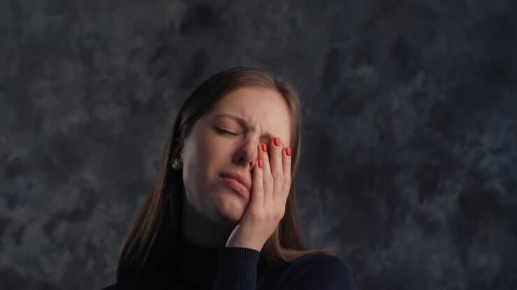 痛みを感じている女性