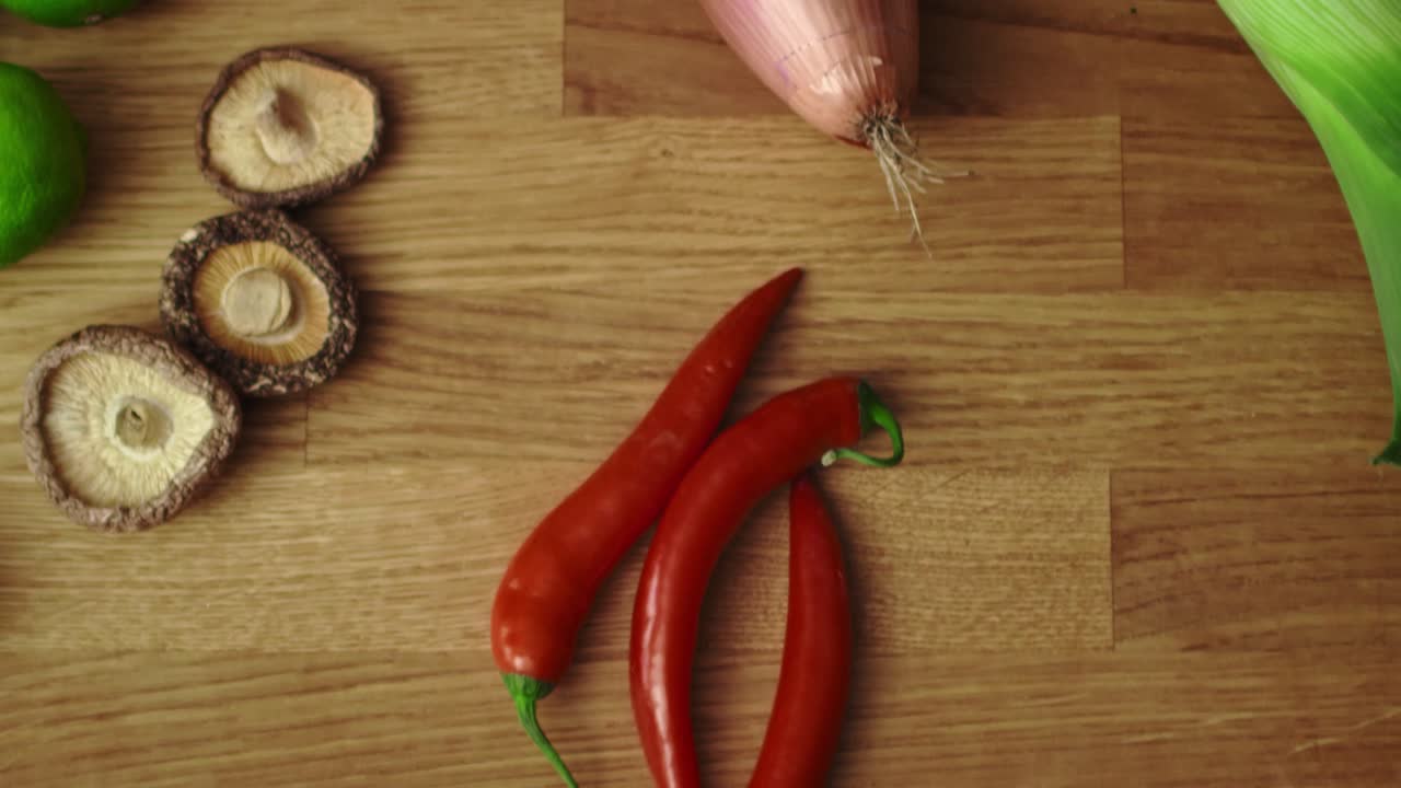 inclinación de vídeo de frutas y verduras en la mesa