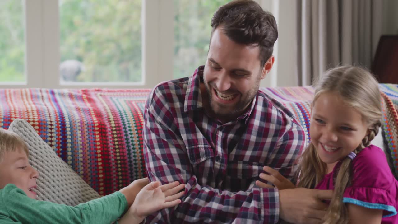 padre e hijos divirtiéndose en una casa cómoda 4k