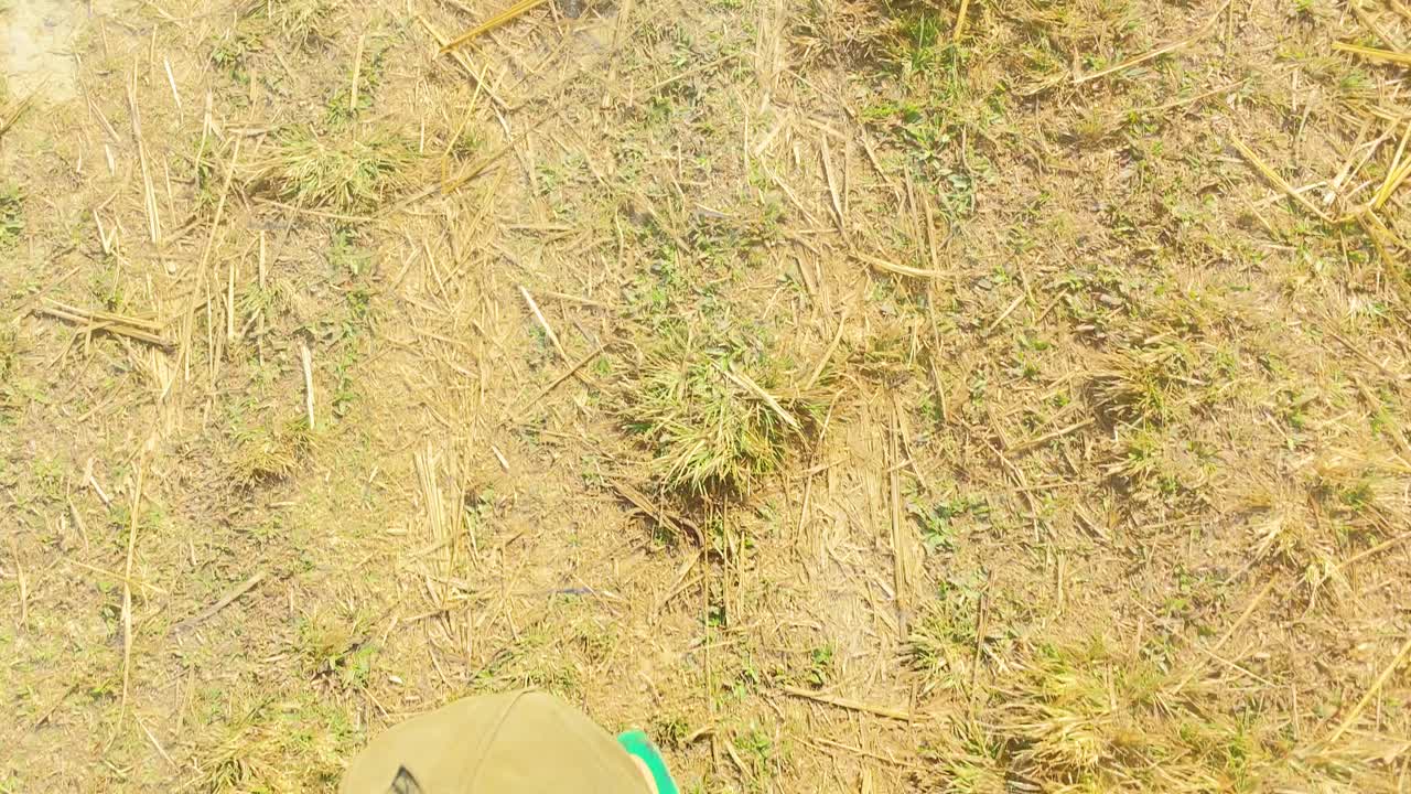 전통적인 샌달을 입고 방글라데시의 농촌 길을 탐험하고 있습니다.