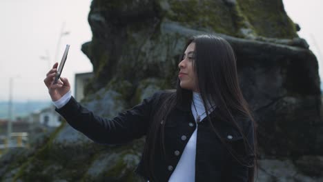 Joven-Latinoamericana-Con-Cabello-Negro-Lacio-Sonriendo-Y-Posando-Para-Una-Selfie