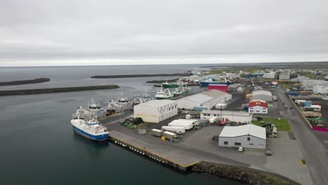 Grindavik,-Island-Stadt-Und-Fischerboote-Im-Jahr-2022-Mit-Drohnenvideo-Einzug