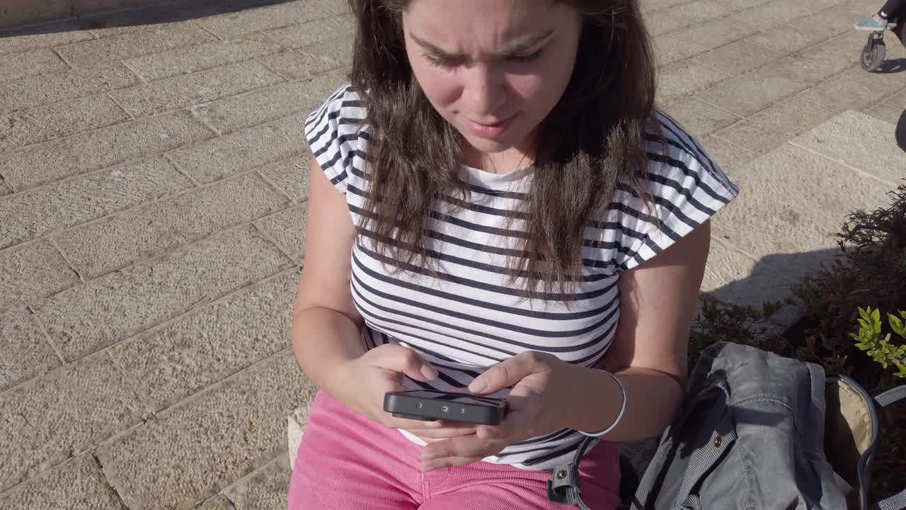 야외에서 스마트폰을 사용하는 여성