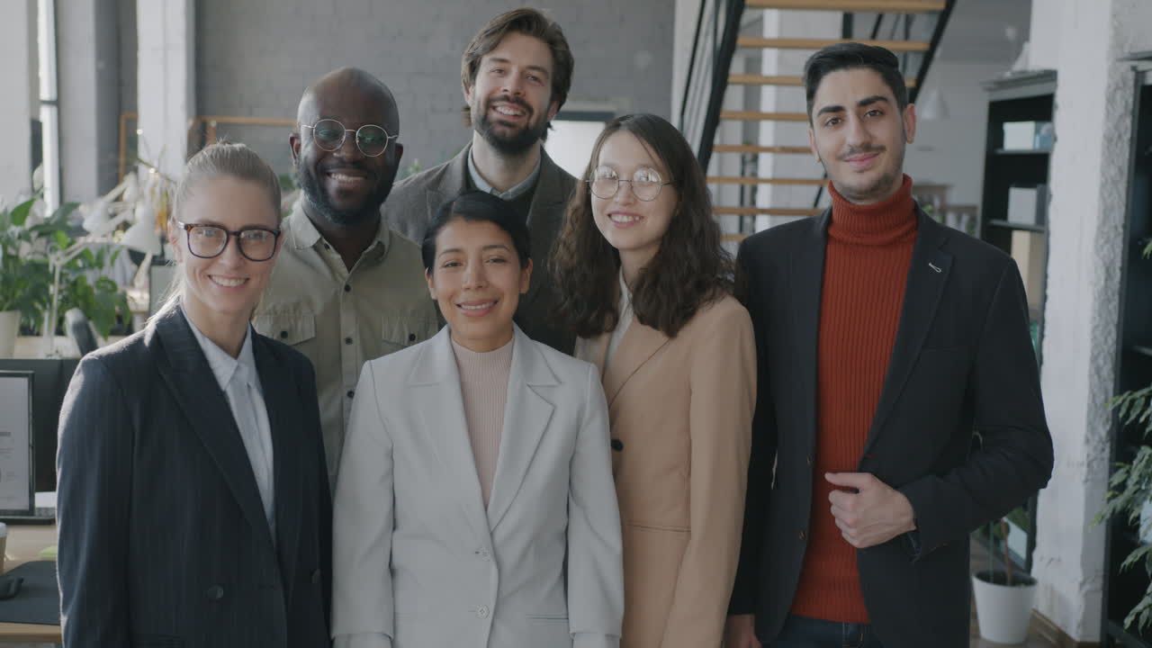equipo de negocios diverso en una oficina moderna