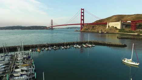 Atemberaubende-Golden-Gate-Bridge-Luftaufnahme-Boote-Auf-Der-Hängebrücke-Im-Vordergrund-In-San-Francisco,-Kalifornien-Drohnenaufnahme-4k