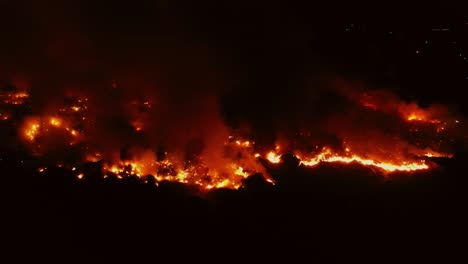 Massives-Waldfeuer-Brennt-Und-Setzt-Dichten-Rauch-In-Die-Luft-Frei