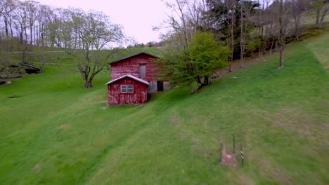 Schneller-Luftstoß-In-Die-Rote-Scheune-Auf-Einer-Farm-In-Der-Nähe-Von-Boone-NC