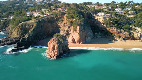 Playa-De-Illa-Roja,-En-La-Costa-Brava-De-Girona,-Playa,-Naturista-Nudista,-Imágenes-Aéreas-De-Begur,-Sin-Gente